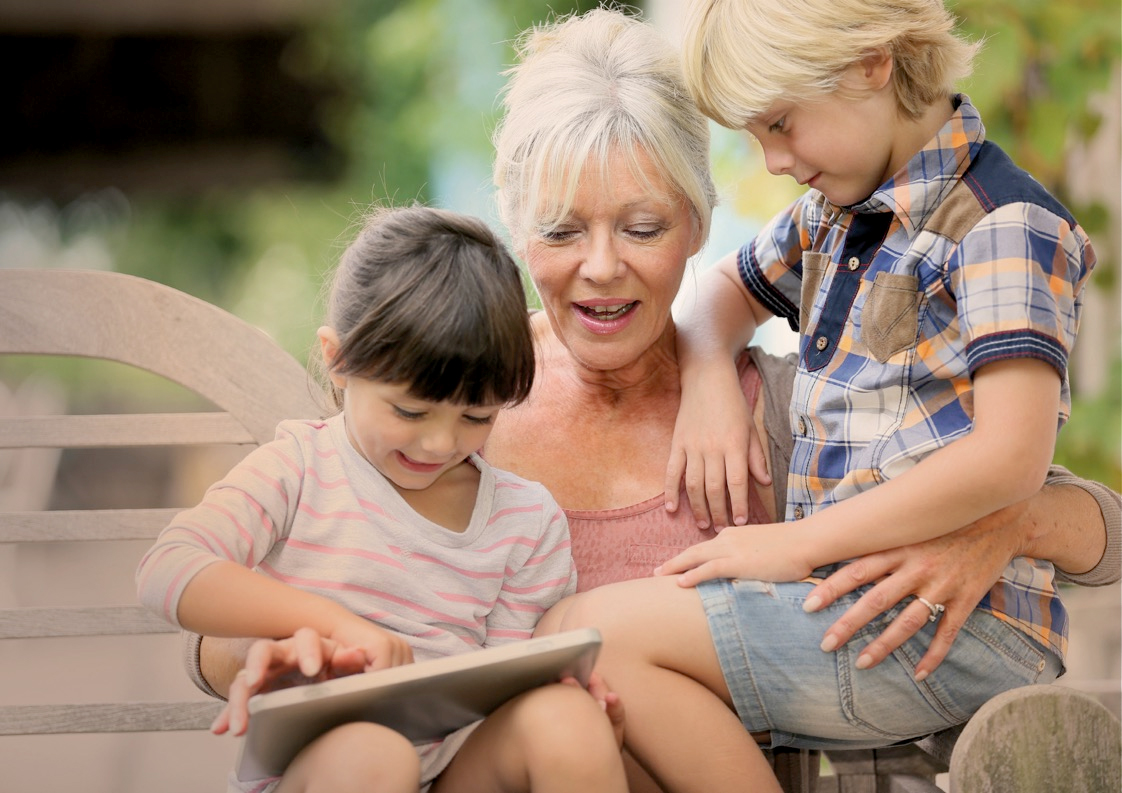 grand-mère et ses 2 petits enfants regardent tablette